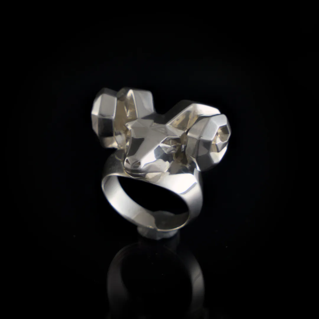 Bague en argent a tête de bélier facettée façon low poly.