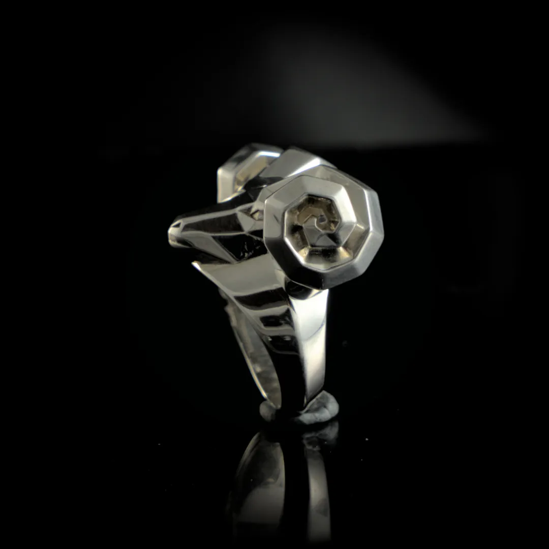 Bague en argent a tête de bélier facettée façon low poly.