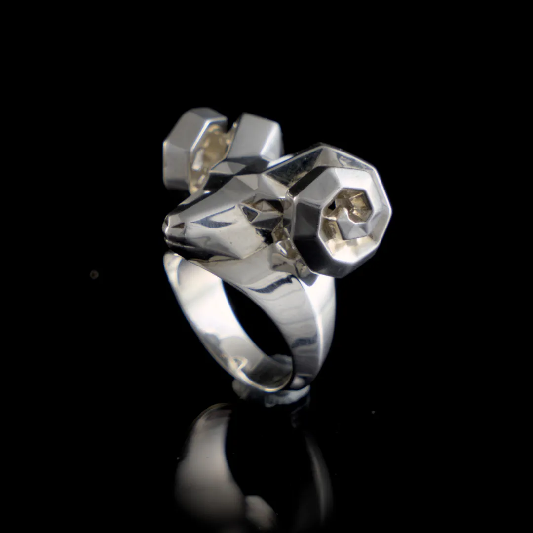 Bague en argent a tête de bélier facettée façon low poly.